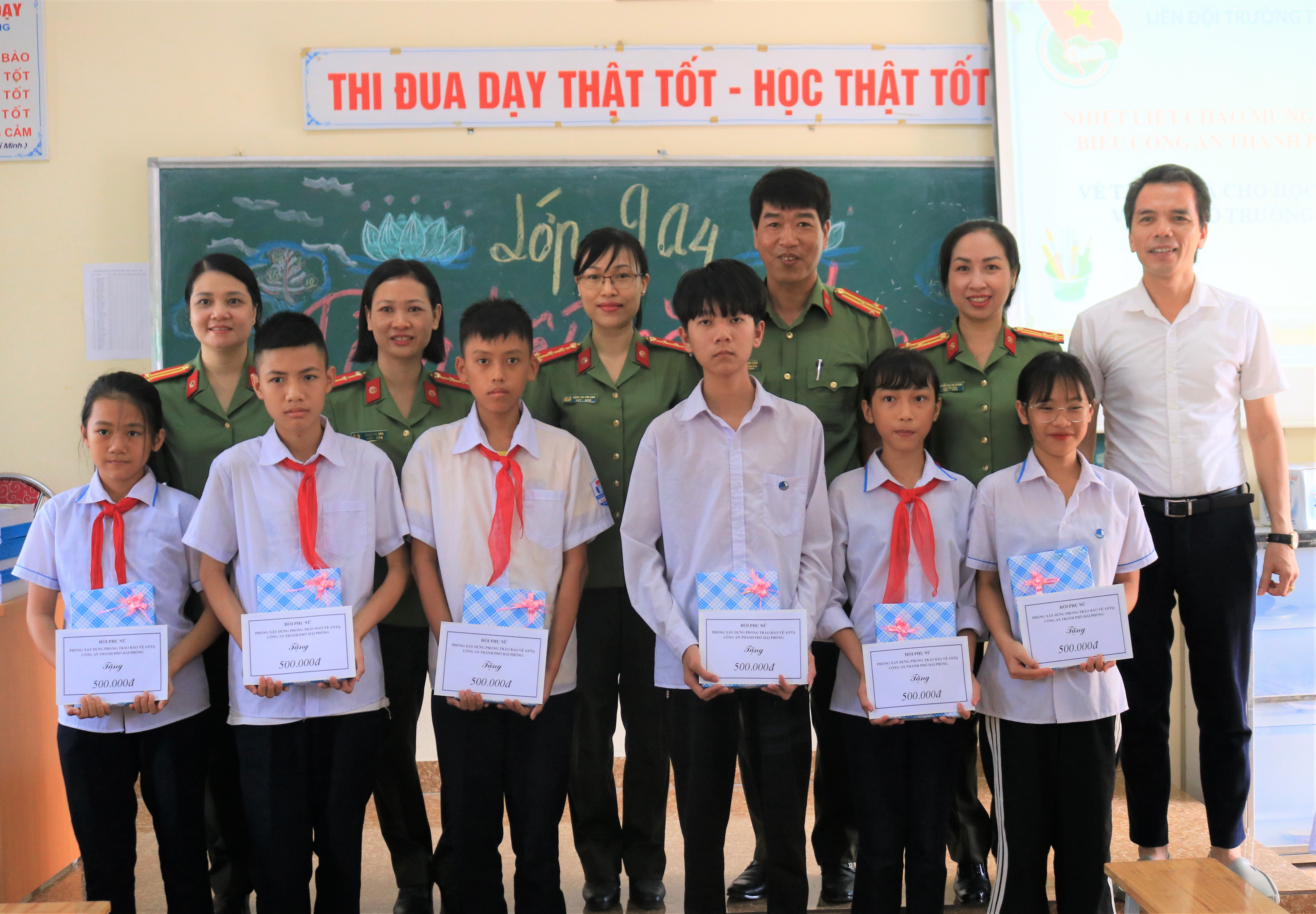 Hội Phụ nữ Phòng Xây dựng phong trào bảo vệ ANTQ:  Trao 6 suất quà tặng các em học sinh có hoàn cảnh khó khăn tại Thủy Nguyên
